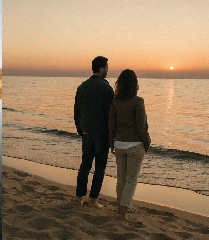 Ein Paar genießt gemeinsam den Sonnenuntergang